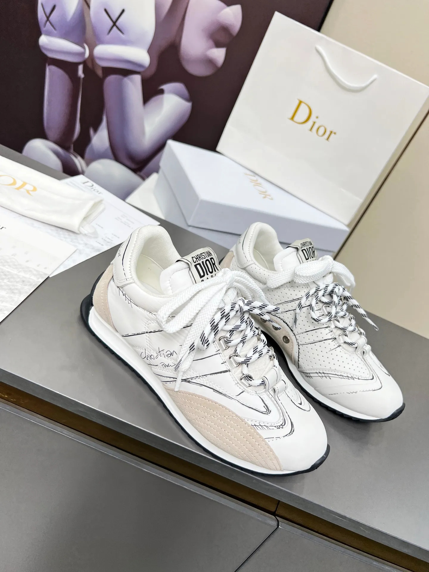 White men's shoes💰540 This D-Sketch sneaker is a new product of the 2025 spring and summer ready-to-wear series❤️‍🔥❤️‍🔥❤️‍🔥❤️‍🔥, highlighting the classic retro aesthetics. Crafted from gold-toned crinkled sheepskin and gold-toned laminated calfskin 🌹🌹🌹, it features beige suede calfskin panels and double laces. The side is decorated with a handwritten Christian Dior Men's Shoes 💰aris logo🎆🎆🎆, while the heel and tongue are embellished with Christian Dior Men's Shoes 💰aris logo panels and plaques. Paired with two-color thin rubber soles, they look more refined. Size: 35~41 (men’s model is currently available). Color: black, white, gold, silver.
